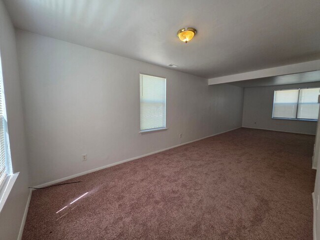 Building Photo - LYO3240#-MW