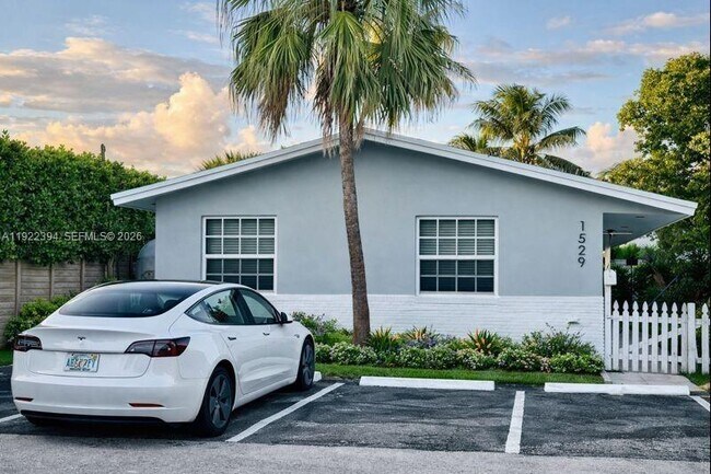 Building Photo - 1529 SW 22nd St