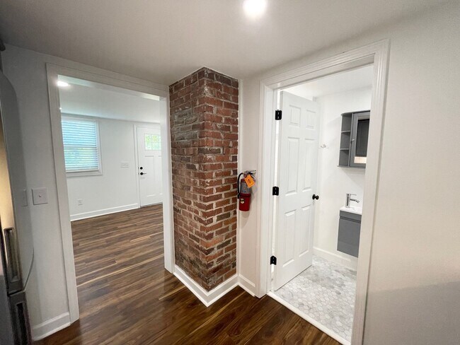 Building Photo - Newly Renovated 1 bedroom