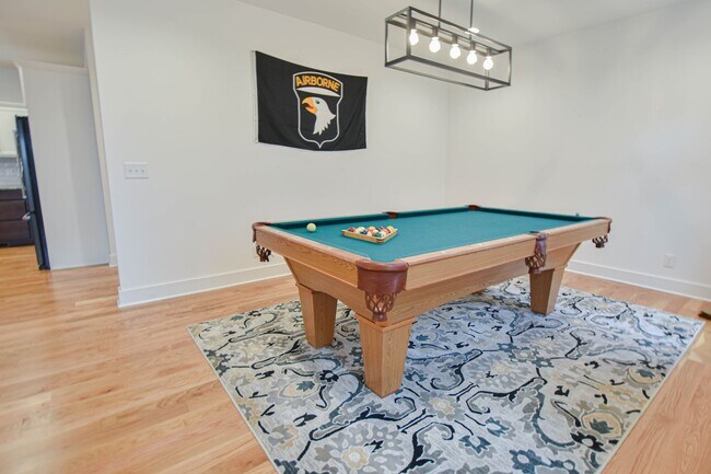 Building Photo - Modern Three Bedroom!