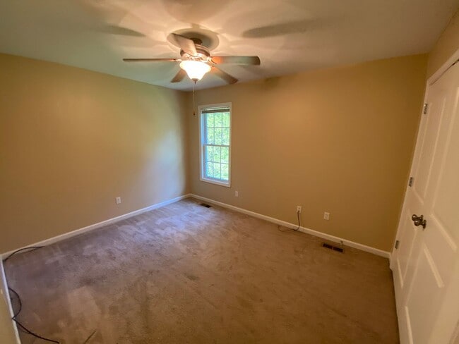 Building Photo - Mins from LU and Wards Rd. Water, trash, l...