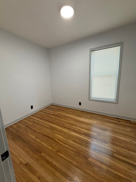 Building Photo - 358 E 70th Pl