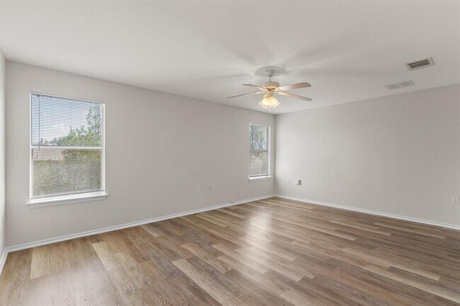 Building Photo - 5825 Silver Screen Dr