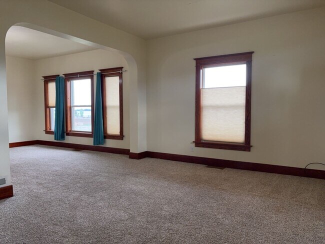 Building Photo - One of a kind ranch home with lake mountain views!