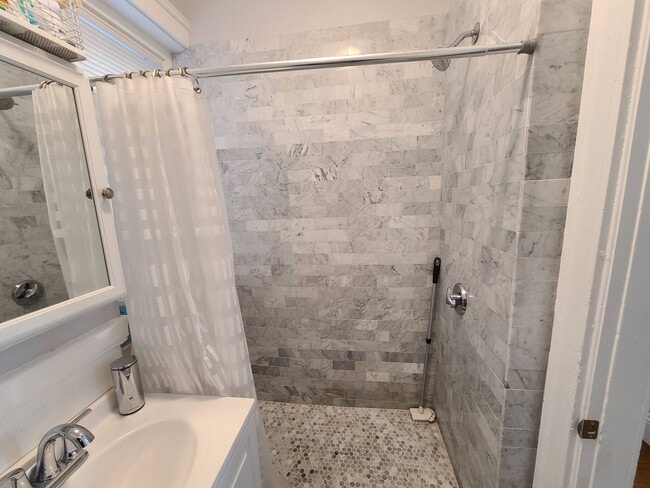 Building Photo - Renovated - Stainless Appliances - Close to Whole Foods