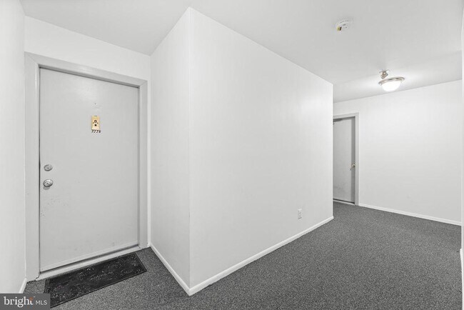 Building Photo - 3226 Sayre Dr