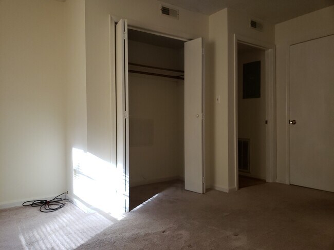 Building Photo - Coming Soon! Spacious 2BR, 2BA Condo in Desirable Chapel Hill Community
