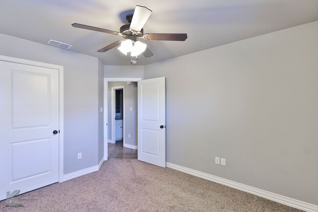 Building Photo - 3/2/2 in Butterfield Meadows!