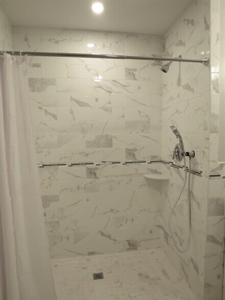 Building Photo - 136 Inman St