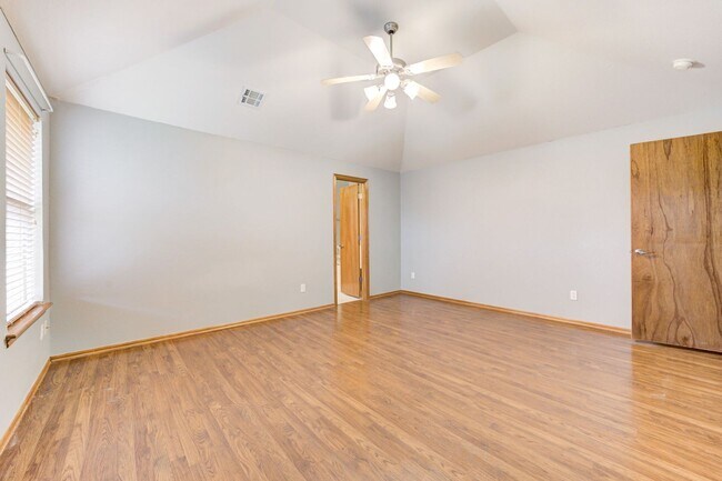 Building Photo - Beautiful 3-Bedroom / 2-Bathroom home in Yukon!