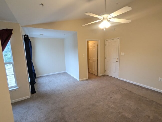 Building Photo - Townhouse in Spring Ridge community - OAKDALE school district - available before the holidays!