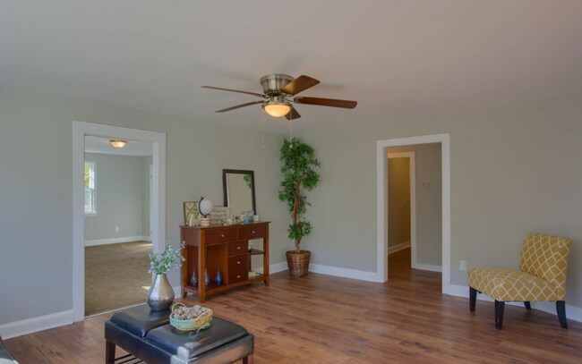 Building Photo - "Charming 3-Bedroom Home on Wilmington Highway!"