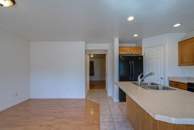 Building Photo - 3 Bedroom 2.5 Bathroom - Hidden Valley Tow...