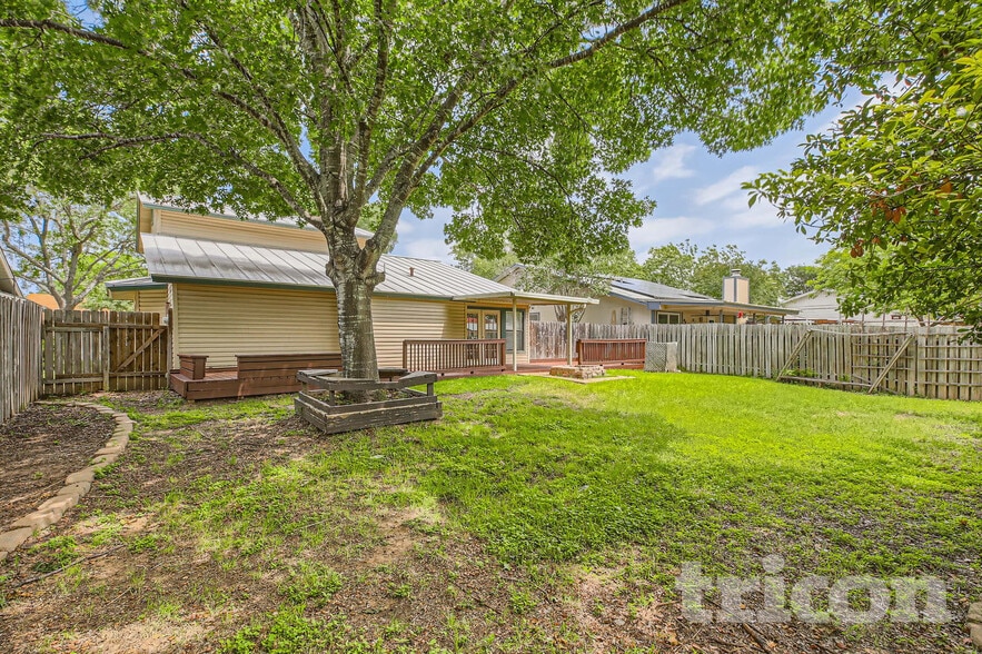 Building Photo - 6934 Sunshine Tree Dr