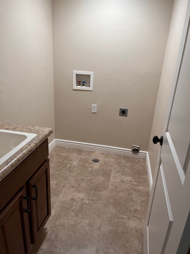 Building Photo - 2837 W Bear Ridge Way