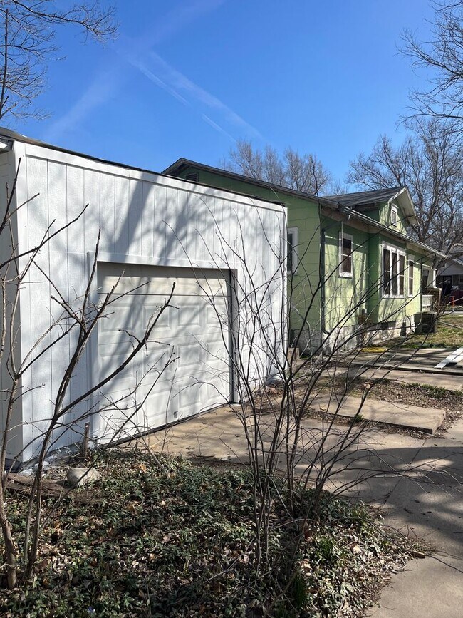 Building Photo - $825 - 3 bed 1 bath - Single Family Home