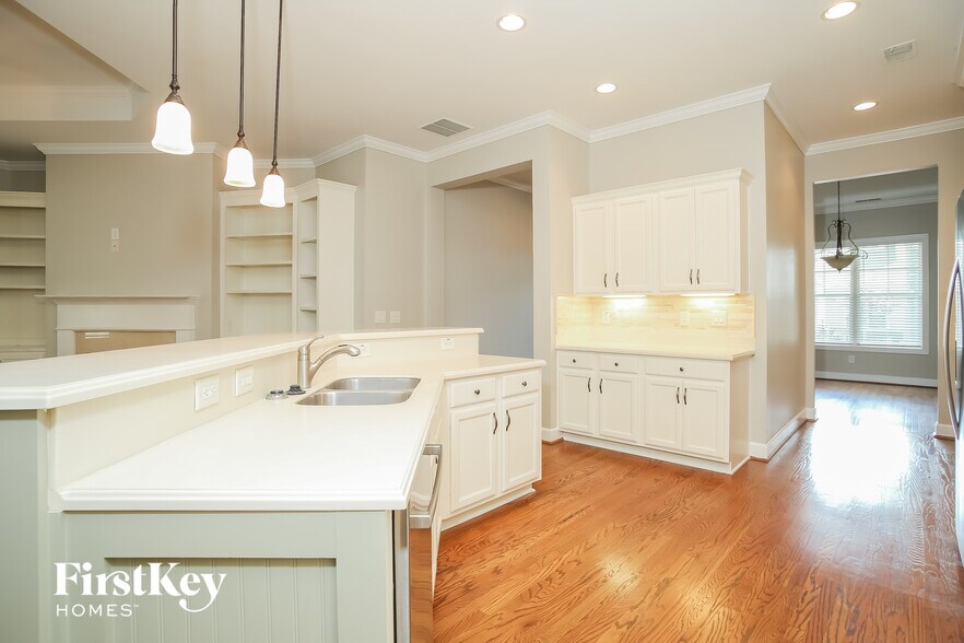 Building Photo - 207 Hickory Nut Ln