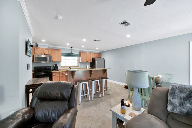 Building Photo - 111 Bayshore Ct NE