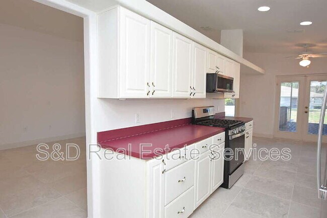 Building Photo - 2235 Silver Re Dr