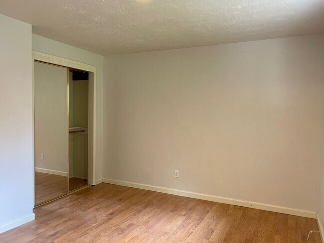 Building Photo - Charming 3 Bed 2.5 Bath Home in Newcastle
