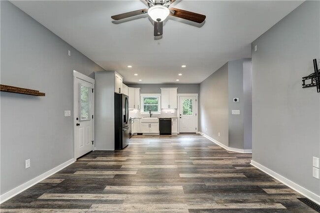 Building Photo - 623 Sweetwater Creek Dr