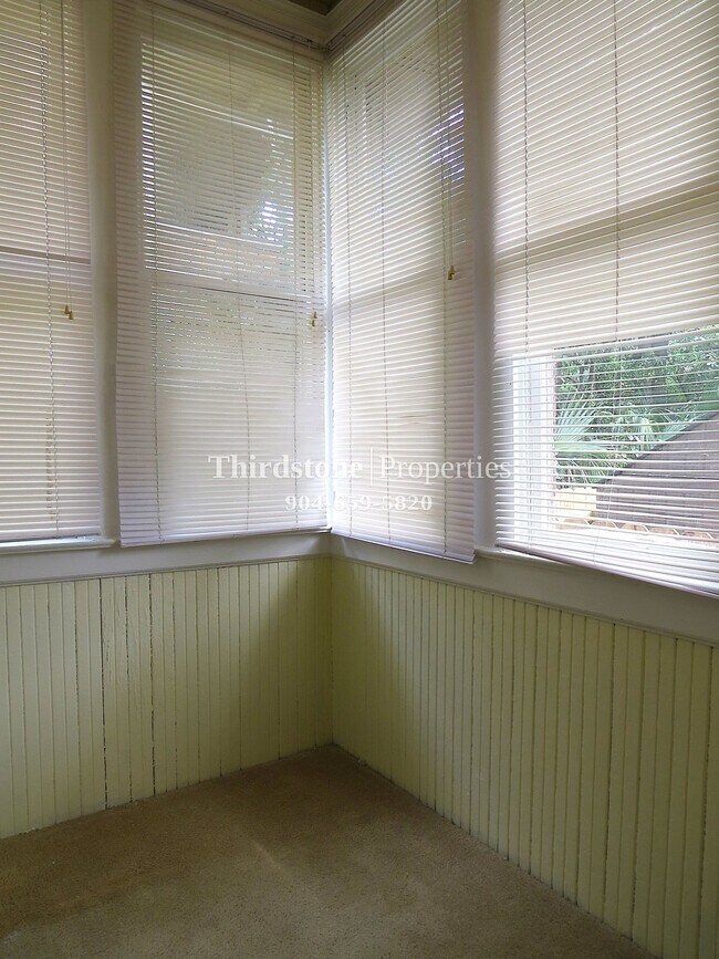 Building Photo - 212 E 6th St