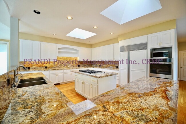 Building Photo - Exclusive Home in Gated Community!