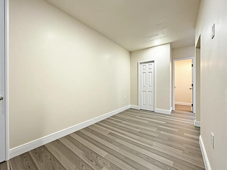 Building Photo - 877 Park Manor Dr