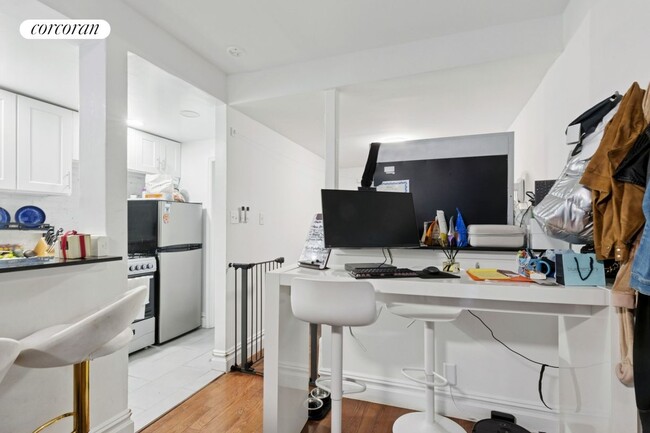 Building Photo - 140 W 75th St