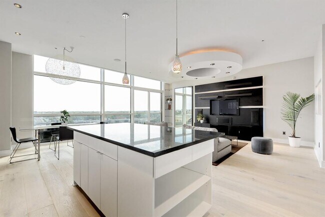 Building Photo - 555 E 5th St.