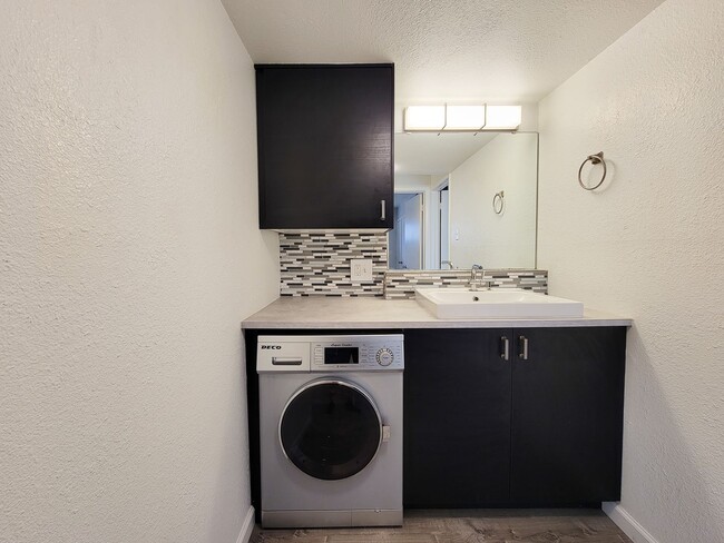 Building Photo - Completely renovated in the heart of Montrose. Spacious 1 bedroom 1 bath condo, upstairs corner u...