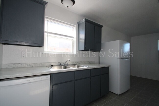 Building Photo - Exceptional!