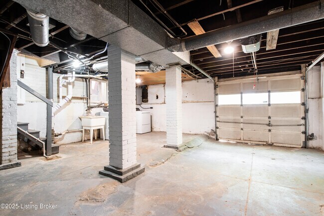 Building Photo - 1604 Edgeland Ave