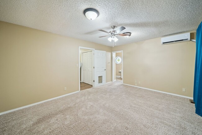 Building Photo - House for Rent 3 Bedrooms 2 Bath !!!!!