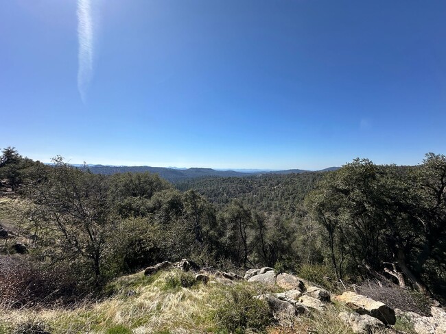 Building Photo - Amazing views in a quiet neighborhood!