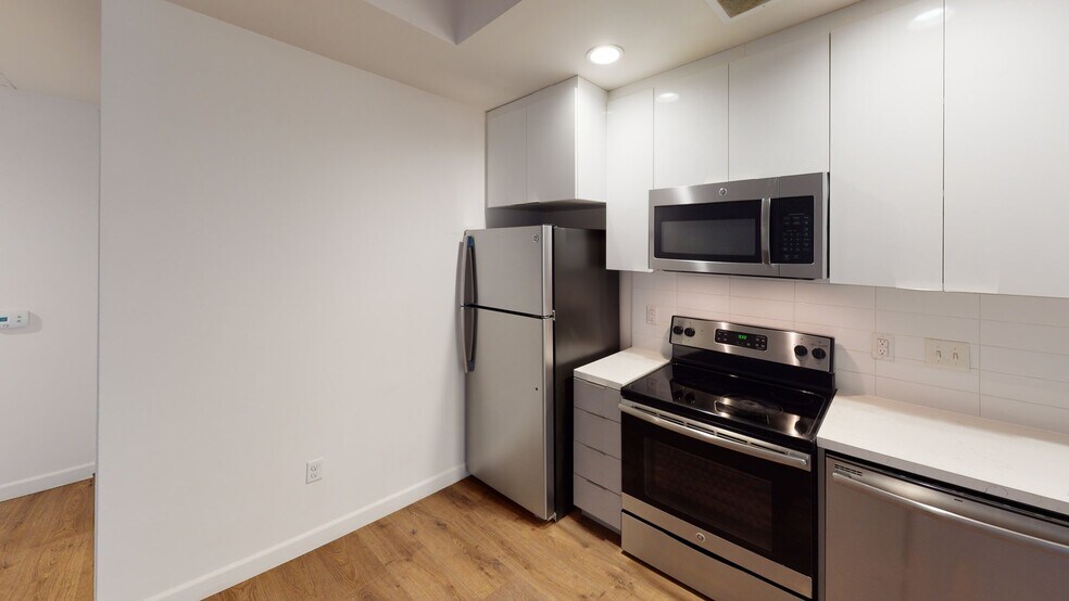 Building Photo - 3550 W 6th St