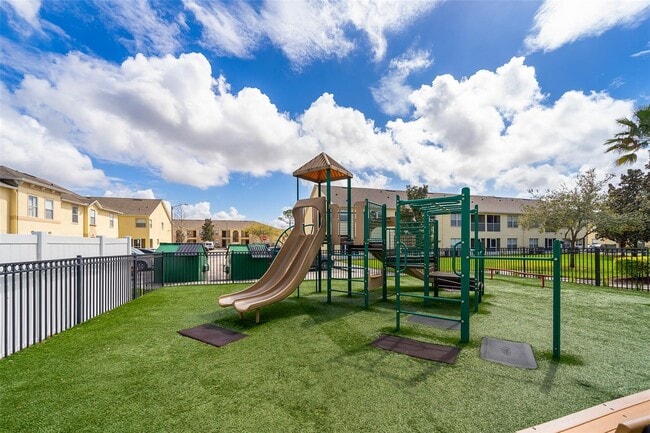 Building Photo - 2740 Club Cortile Cir