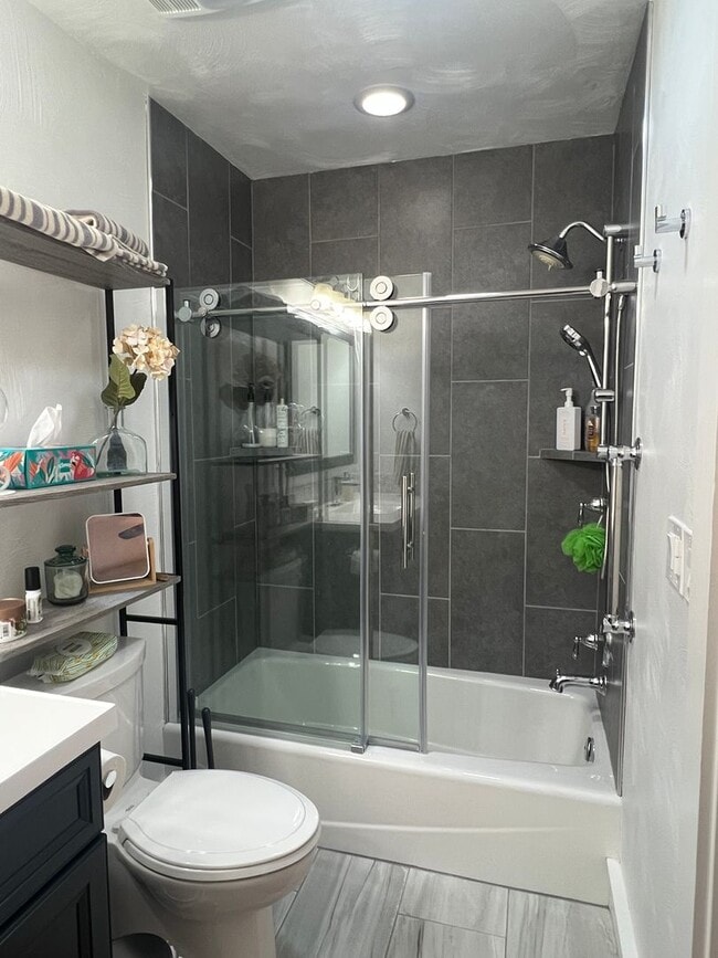 Building Photo - Updated Townhouse backed by National Forest