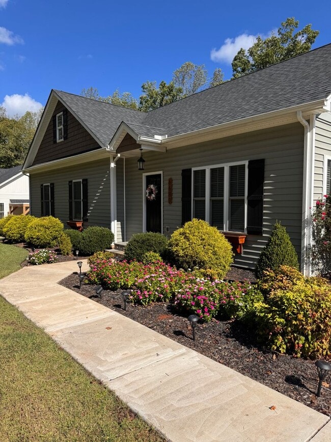 Building Photo - 3 Bedroom || 2 Bathroom Home in Forest