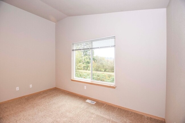 Building Photo - 2-story home on private cul-de-sac!