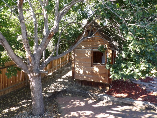 Building Photo - 5560 Sacramento Pl