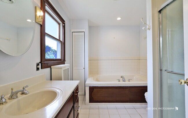 Building Photo - 324 W Slade St