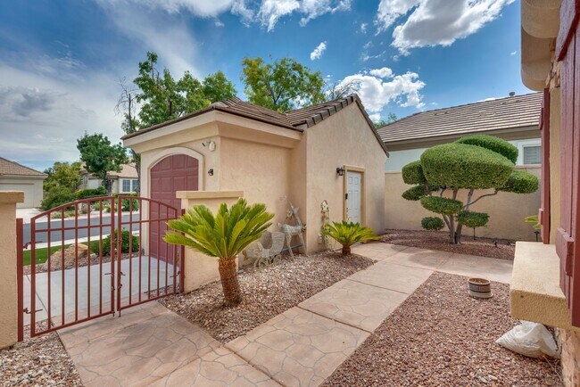 Building Photo - Luxurious, Entertainers Dream 4 Bedroom Home