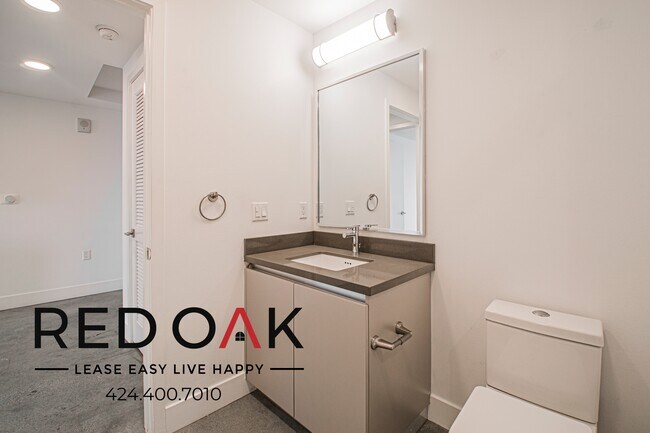 Building Photo - 453 S Kenmore Ave