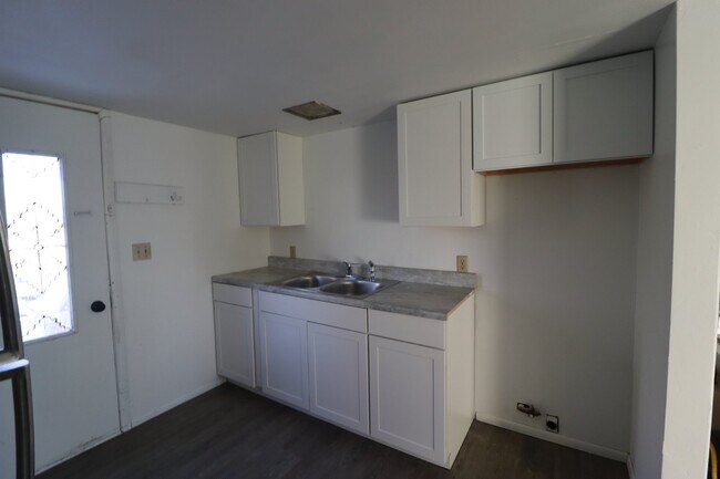 Building Photo - Bright 1 Bedroom upper in the Heart of Berlin