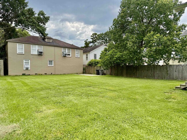 Building Photo - 2554 Zeeland Ave