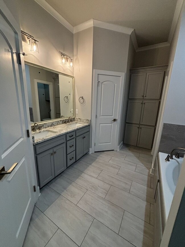 Building Photo - Like new.. GORGEOUS TIBURON BEAUTY.. Close to Barksdale Air Force Base.