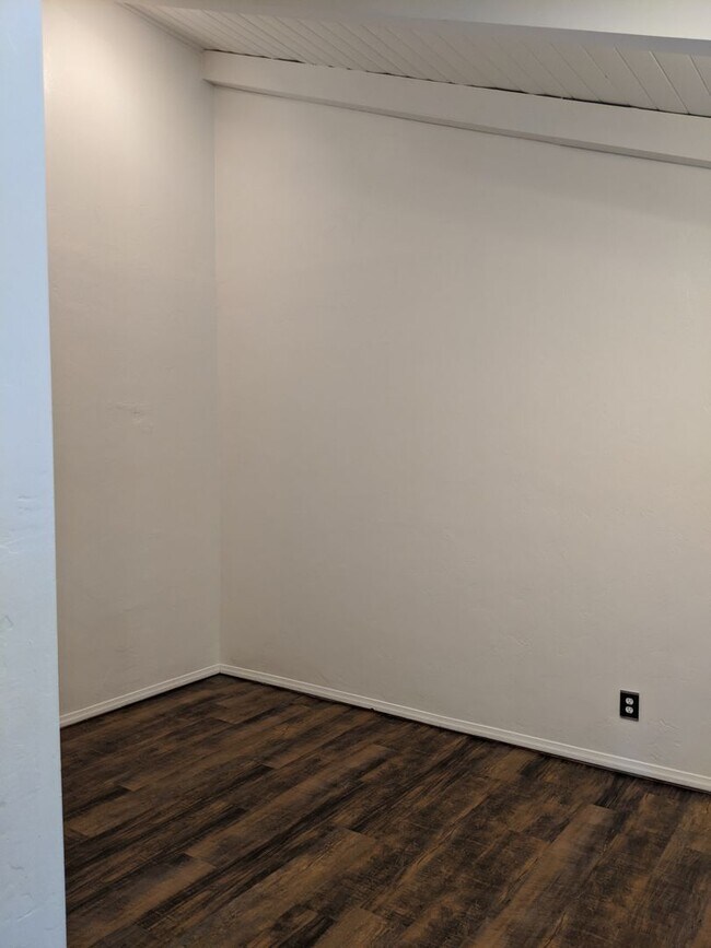 Building Photo - 4 BEDROOM 2 BATH ON CUL-DE-SAC AND LARGE YARD!