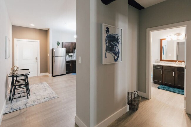 Building Photo - 202 E Main St