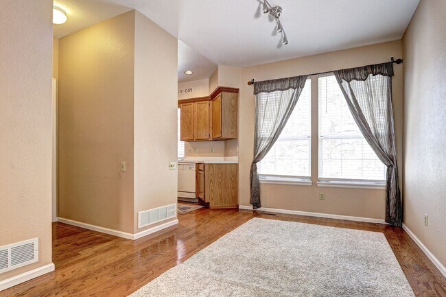Building Photo - 2bed 2 bath townhome located in the Southp...